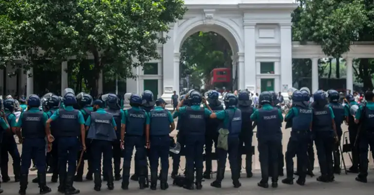 হাইকোর্ট এলাকায় পুলিশ সদস্যরা